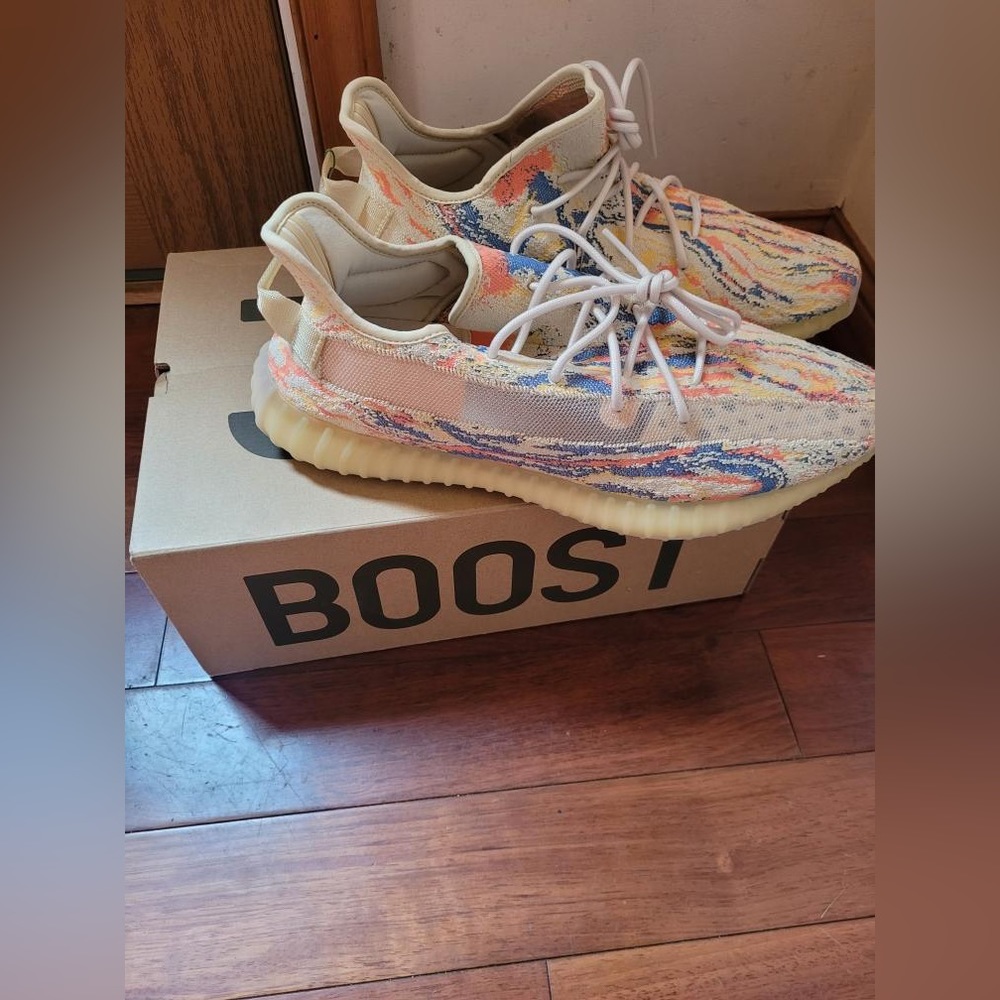 Men’sYeezys .Size 16, multicolor. Good condition. Ready for a new home